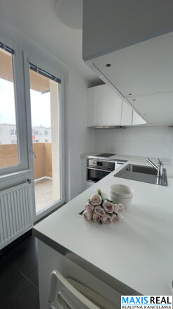 NA PREDAJ: Novozrekonštruovaný 1 izbový byt s balkónom na Tehelnej ulici.