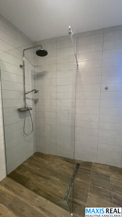 NA PRENÁJOM: Novostavba – Klimatizovaný, kompletne zariadený 2 izbový byt s terasou a parkovacím státím pri centre mesta.