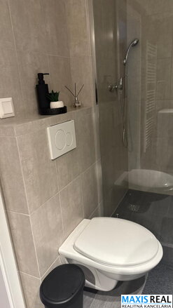 MAXIS REAL: NA PRENÁJOM: Moderný byt s terasou na nájom priamo v cente Trnavy pre 1 osoby. 