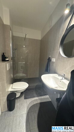 MAXIS REAL: NA PRENÁJOM: Moderný byt s terasou na nájom priamo v cente Trnavy pre 1 osoby. 