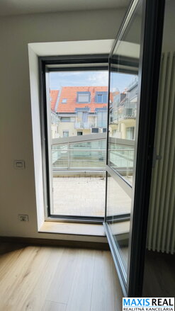 NA PREDAJ: 2 izbový byt s terasou v centre mesta v novostavbe Malý Paríž.