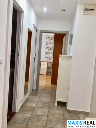 NA PREDAJ: 2 izbový byt na Hospodárskej ulici pri centre.