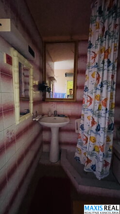 NA PREDAJ: 4 izbový byt obklopený zeleňou a vlastnou 4 árovom záhradou.