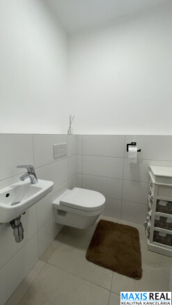 NA PRENÁJOM: Veľký 2 izbový byt s výmerou 87m2 , s lodžiou a parkovacím státím priamo v centre mesta.