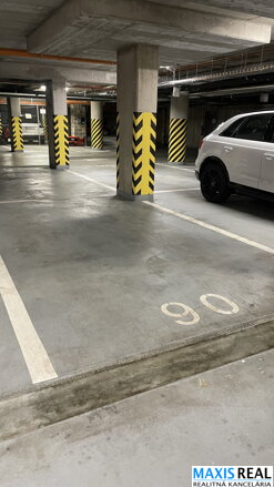 NA PRENÁJOM: Veľký 2 izbový byt s výmerou 87m2 , s lodžiou a parkovacím státím priamo v centre mesta.