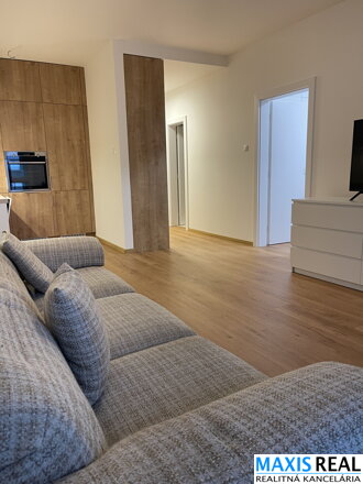 REZERVOVANÉ: Novostavba – Zrekonštruovaná novostavba – Veľký 2 izbový byt navrhnutý a zariadený architektom. 