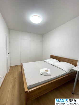REZERVOVANÉ: Novostavba – Zrekonštruovaná novostavba – Veľký 2 izbový byt navrhnutý a zariadený architektom. 