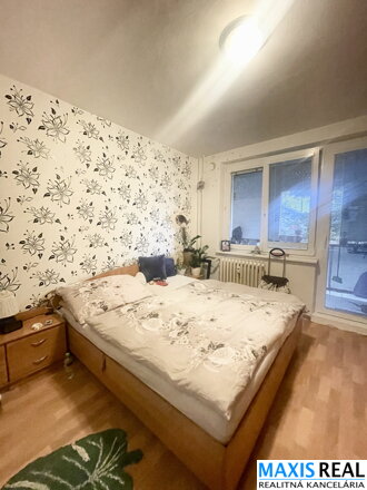 NA PREDAJ: 3 izbový byt s veľkou kuchyňou, lodžiou a 3 samostatnými izbami.