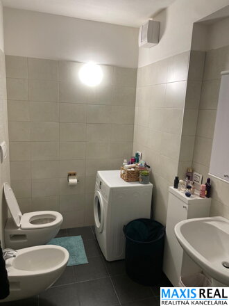REZERVOVANÉ: NA PREDAJ: Veľký, kompletne zariadený 1 izbový byt s fr.balkónom a orientáciou do ulice v novostavbe Malý Paríž.