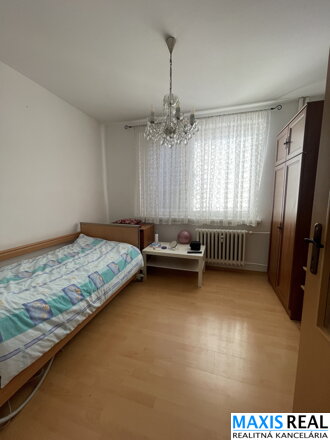 NA PREDAJ: 2 izbový byt vo výbornej lokalite na ulici A. Kubínu.