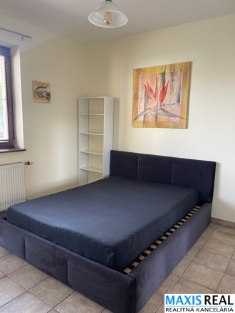 NA PRENÁJOM : Veľký 3 izbový byt na Františkánskej ulici v centre mesta.