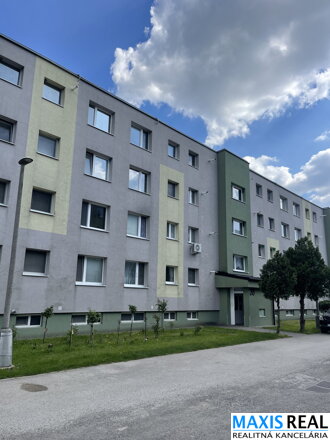 NA PREDAJ : Veľký 4 izbový byt v pôvodnom stave v obci Smolenice.
