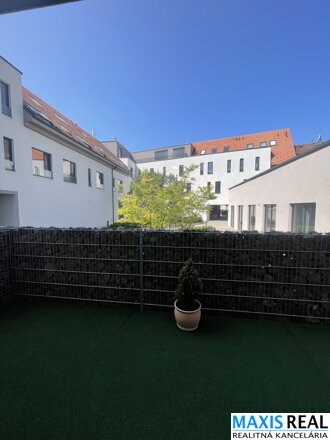 Na prenájom ponúkame nadštandardne veľký 2-izbový byt s terasou, šatníkom a veľkým parkovacím státím  v prestížnej novostavbe na Františkánskej  ulici – priamo v centre mesta.