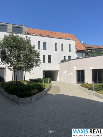 Na prenájom ponúkame nadštandardne veľký 2-izbový byt s terasou, šatníkom a veľkým parkovacím státím  v prestížnej novostavbe na Františkánskej  ulici – priamo v centre mesta.