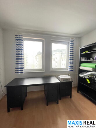 Na prenájom: Priestranný 3,5-izbový byt (78 m²) v lokalite Hliny, pri Malom Tescu – ideálny pre rodinu