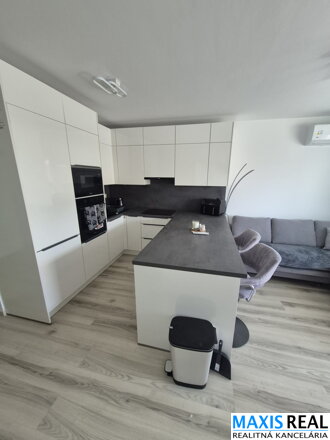 Na prenájom: moderný 2-izbový byt – Arboria, Trnava (najvyššie poschodie, veľká terasa, krásny výhľad)
