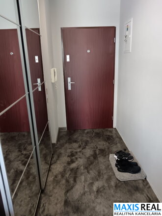 NA PRENÁJOM: VEĽKÝ 2-IZBOVÝ BYT NA ULICI T. VANSOVEJ, TRNAVA – BYTOVÝ DOM ALBERT