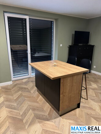 TOP NA PRENÁJOM: Nový, kompletne zariadený 1-izbový byt s balkónom a parkovaním