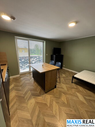 TOP NA PRENÁJOM: Nový, kompletne zariadený 1-izbový byt s balkónom a parkovaním