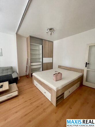 NA PRENÁJOM: Veľký, zariadený 1,5 izbový byt s balkónom v centre