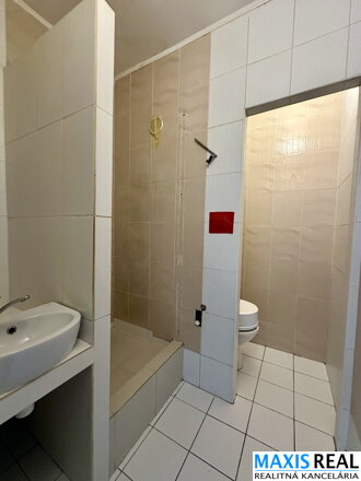 NA PREDAJ: Priestranný 1-izbový byt s balkónom, klimatizáciou a výbornou polohou