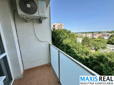 NA PREDAJ: Priestranný 1-izbový byt s balkónom, klimatizáciou a výbornou polohou