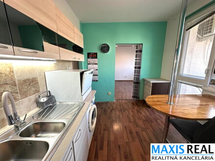 REZERVOVANÉ:NA PREDAJ: Priestranný 1-izbový byt s balkónom, klimatizáciou a výbornou polohou