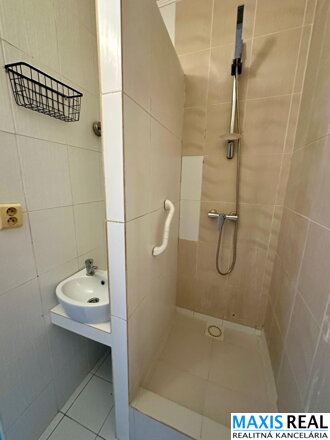 REZERVOVANÉ:NA PREDAJ: Priestranný 1-izbový byt s balkónom, klimatizáciou a výbornou polohou