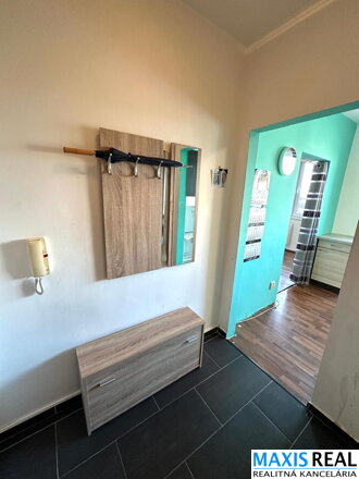 REZERVOVANÉ:NA PREDAJ: Priestranný 1-izbový byt s balkónom, klimatizáciou a výbornou polohou