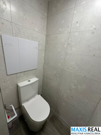 NA PRENÁJOM: 1-izbový byt s balkónom vo vyhľadávanej lokalite v peknom prostredí na Hospodárskej ulici. 