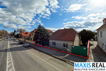 NA PREDAJ: Rodinný dom s 7 árovým pozemkom na Tamaškovičovej ulici.
