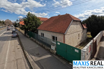 NA PREDAJ: Rodinný dom s 7 árovým pozemkom na Tamaškovičovej ulici.