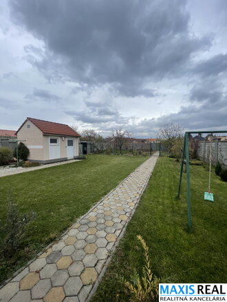 NA PRENÁJOM:  Veľký 4 izbový rodinný dom so záhradou  a garážou v obci Cífer-Pác na prenájom.