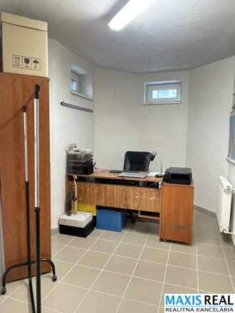 NA PRENÁJOM:  Veľký 4 izbový rodinný dom so záhradou  a garážou v obci Cífer-Pác na prenájom.