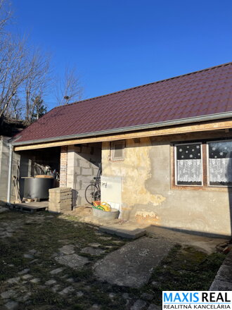 NA PREDAJ: ponúkame menší útulný 2 až 2,5 izbový rodinný domček v centre obce Brestovany
