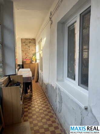 NA PREDAJ: ponúkame menší útulný 2 až 2,5 izbový rodinný domček v centre obce Brestovany
