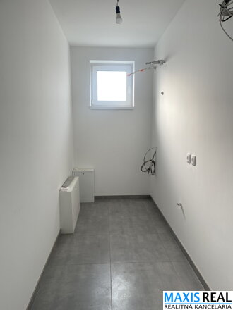 NA PREDAJ: Práve dokončená 4 izbová novostavba - rod. dom s modernou architektúrou v blízkosti centra.