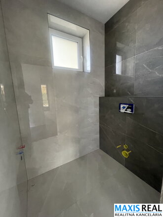 NA PREDAJ: Práve dokončená 4 izbová novostavba - rod. dom s modernou architektúrou v blízkosti centra.