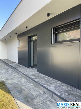 NA PREDAJ: Práve dokončená 4 izbová novostavba - rod. dom s modernou architektúrou v blízkosti centra.