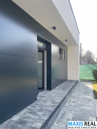 NA PREDAJ: Práve dokončená 4 izbová novostavba - rod. dom s modernou architektúrou v blízkosti centra.