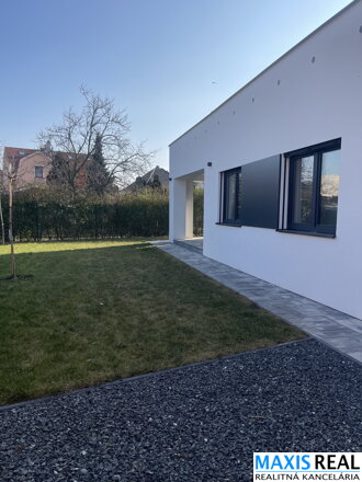 NA PREDAJ: Práve dokončená 4 izbová novostavba - rod. dom s modernou architektúrou v blízkosti centra.
