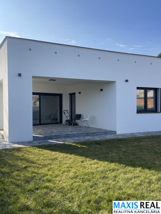 NA PREDAJ: Práve dokončená 4 izbová novostavba - rod. dom s modernou architektúrou v blízkosti centra.