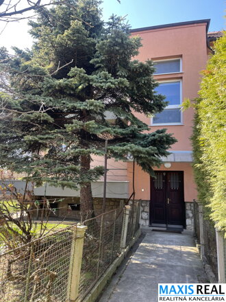 NA PREDAJ: Luxusný 4-izbový byt vo vile so záhradou na Ovocnej ulici