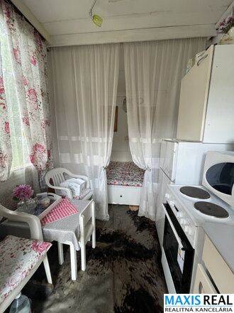 NA PREDAJ:  Romantická chatka  priamo pri vode na priehrade Buková