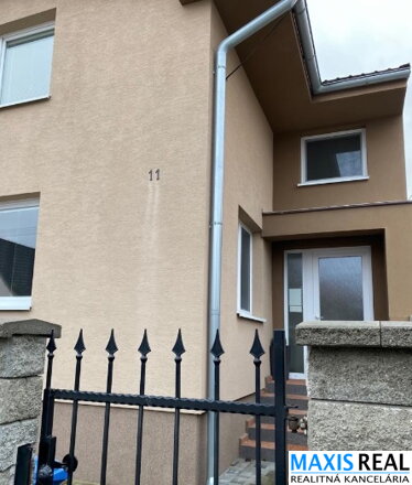 INVESTIČNÁ PRÍLEŽITOSŤ: Na predaj dvojpodlažný rodinný dom s 8 bytmi na Spiegelsaale v Trnave