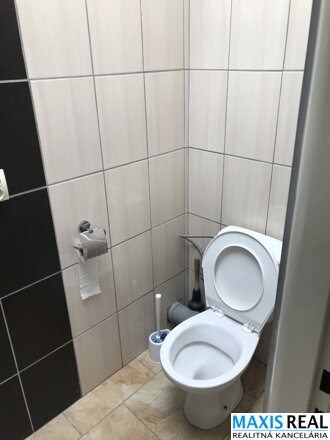 INVESTIČNÁ PRÍLEŽITOSŤ: Na predaj dvojpodlažný rodinný dom s 8 bytmi na Spiegelsaale v Trnave