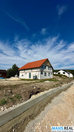 NA PREDAJ: Investičný 10-izbový dvojdom na okraji Malých Karpát v obci Dechtice