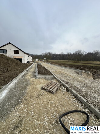 NA PREDAJ: Investičný 10-izbový dvojdom na okraji Malých Karpát v obci Dechtice