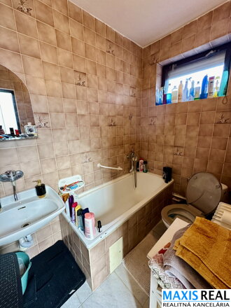 NA PREDAJ: Rodinný dom obci Brestovany s garážou na pozemku s výmerou 600 m2