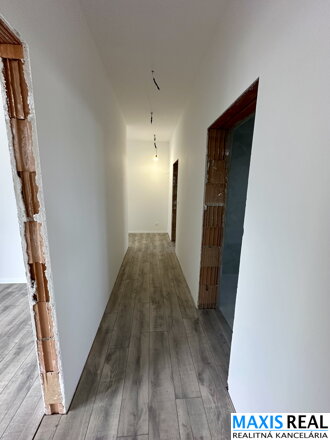 NA PREDAJ: NOVOSTAVBA 5-izbového rodinného domu s dvojgarážou v Trnave – Kamenáč